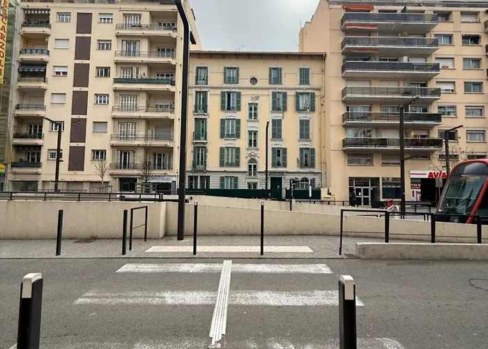 Avec Balcon- - Tram - Aeroport Apartment *
